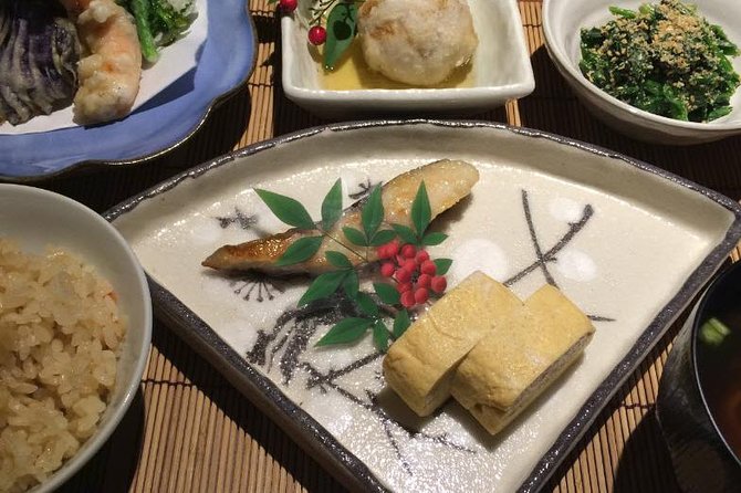 Izakaya Style Cooking Class - Sitting down to eat what you prepared