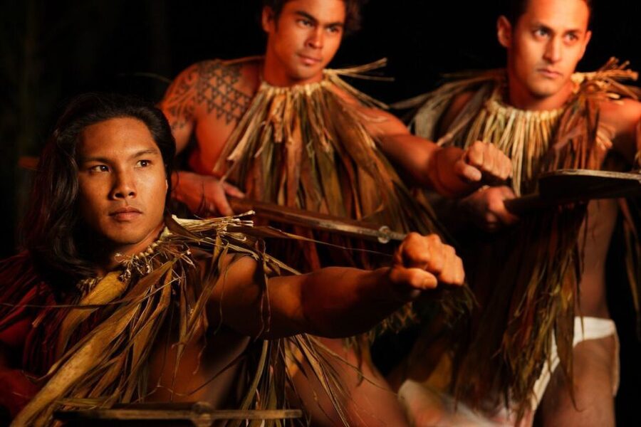 Kauai: Buffet Dinner with Open Bar and Luau Kalamaku Show - Live music and the Kalamaku story