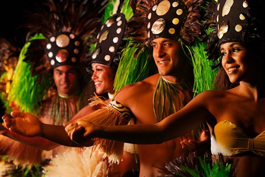 Kauai: Buffet Dinner with Open Bar and Luau Kalamaku Show - A craft fair before dinner