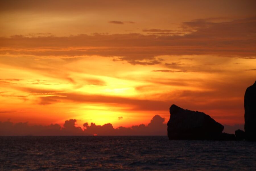 Koh Phi Phi: Captain Bob's Private Booze Cruise - What kind of day Captain Bob’s cruise offers