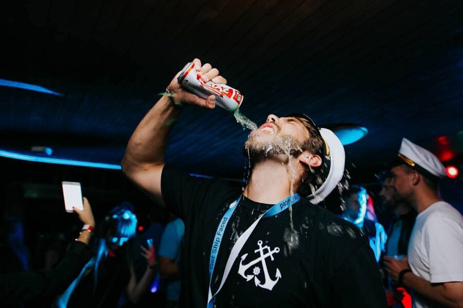 Krakow: Boat Party with Unlimited Drinks - The open bar and what the $78 price really buys