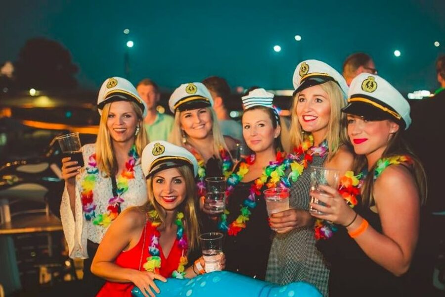 Krakow: Boat Party with Unlimited Drinks - Two hours of music, drinks, and Vistula views