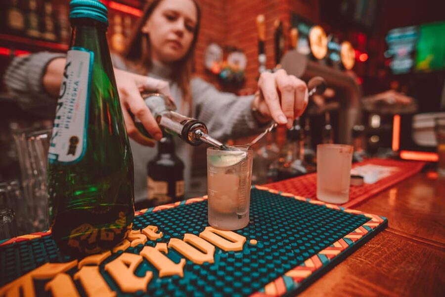 Krakow: Bottomless Brunch with 3-Course Meal and Drinks - The first course: nachos with beer cheese sauce