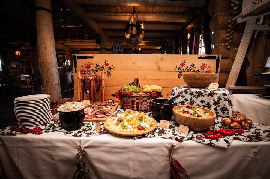 Krakow: Polish Folk Night with Dinner and Unlimited Drinks - Key points to know before booking