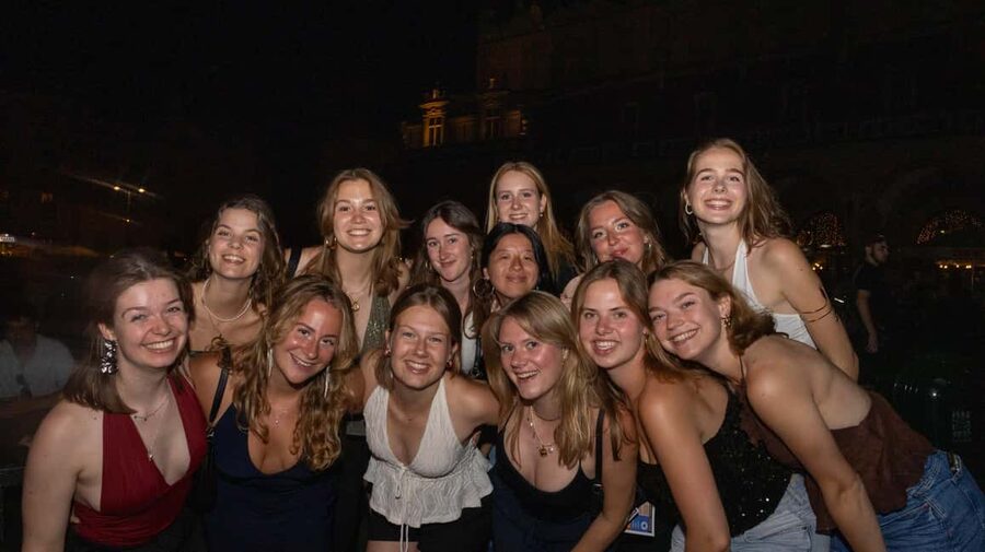 Krakow: Pub Crawl 1H Open Bar, VIP Entry & Welcome Shots - Four or five stops through Krakow’s Old Town