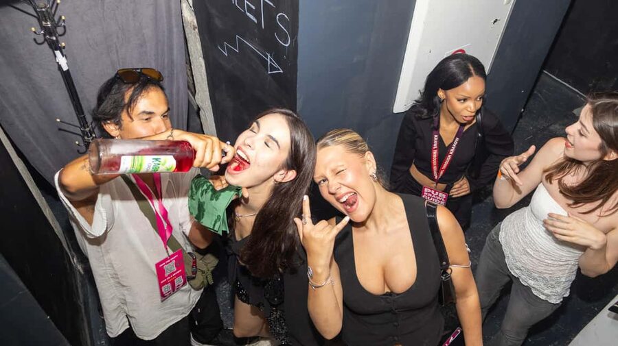 Krakow: Pub Crawl 1H Open Bar, VIP Entry & Welcome Shots - VIP entry and the final club