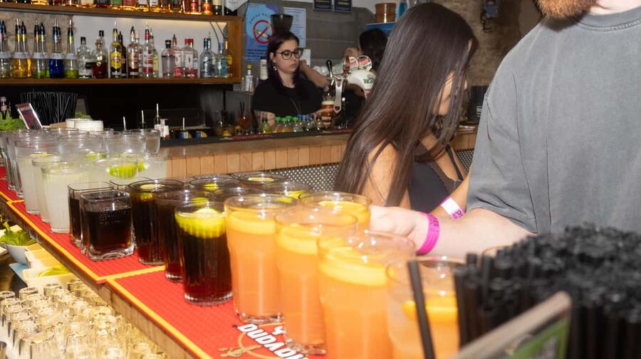 Krakow: Pub Crawl 1H Open Bar, VIP Entry & Welcome Shots - Who will enjoy this Krakow night?