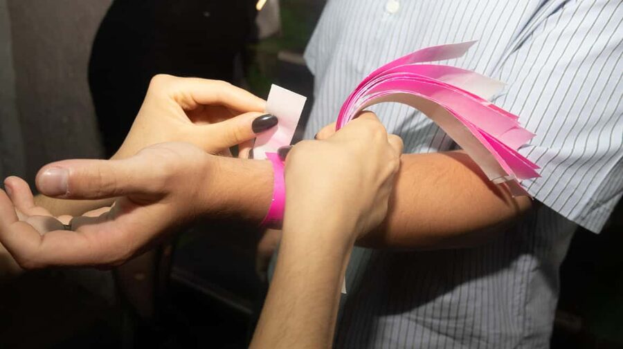 Krakow: Pub Crawl 1H Open Bar, VIP Entry & Welcome Shots - The open-bar hour sets the tone