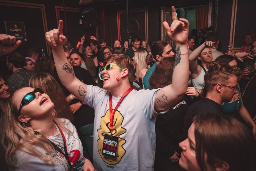 Krakow: Pub Crawl with 1 Hour of Unlimited Alcoholic Drinks - Timing, weather, and what to bring