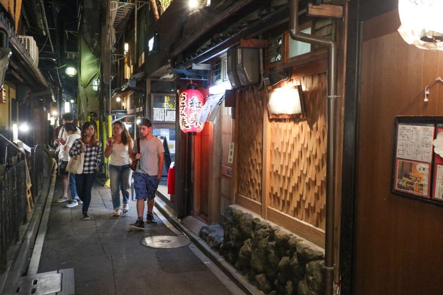 Kyoto : Bar Hopping Tour in Pontocho Alley at Night - Why Kyoto after dark feels different