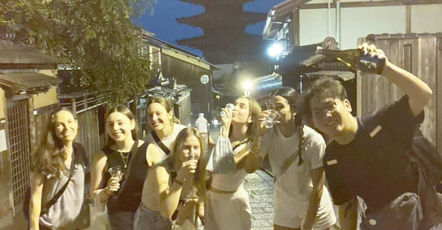 Kyoto: Gion Evening Walk with Hidden Gems, Geisha & Sake - Ninenzaka’s wooden streets
