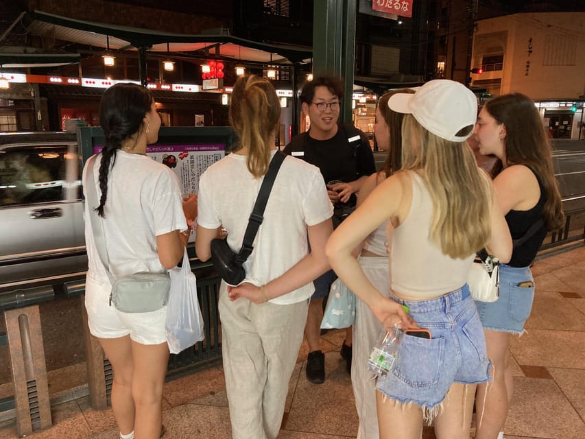 Kyoto: Gion Evening Walk with Hidden Gems, Geisha & Sake - Meeting your guide in Shijo Kiyamachi