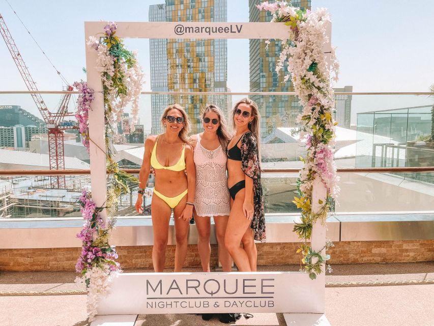 Las Vegas: Pool Crawl with Free Drinks on the Party Bus - The first 50-minute venue: start with a drink