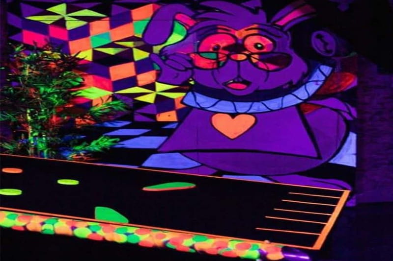 Lisbon: 18-Hole Indoor Minigolf Ticket with Bar Area - The natural-light course: start with classic mini golf
