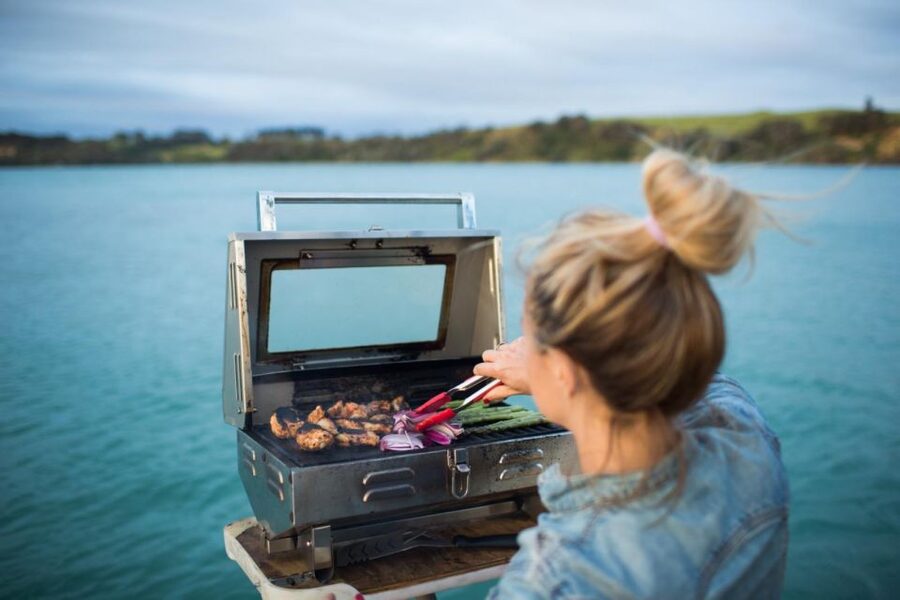 Lisbon: Cruise to the Beach with BBQ, Open Bar and Music - Finding the boat near Praça do Comércio