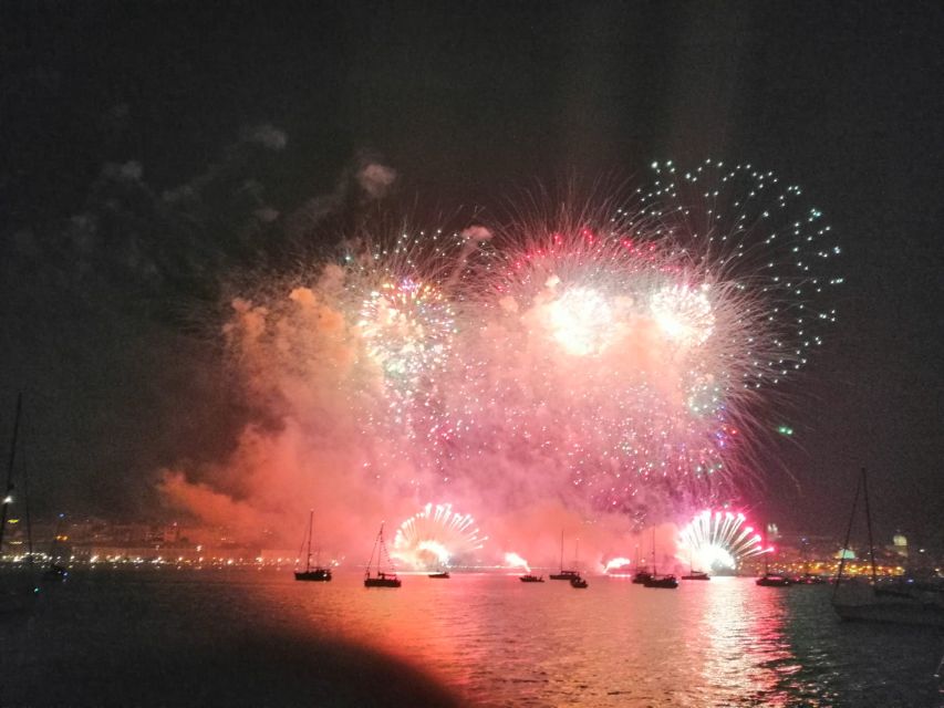 Lisbon: New Year's Eve Tagus River Cruise with Open Bar - Sailing past Lisbon after dark