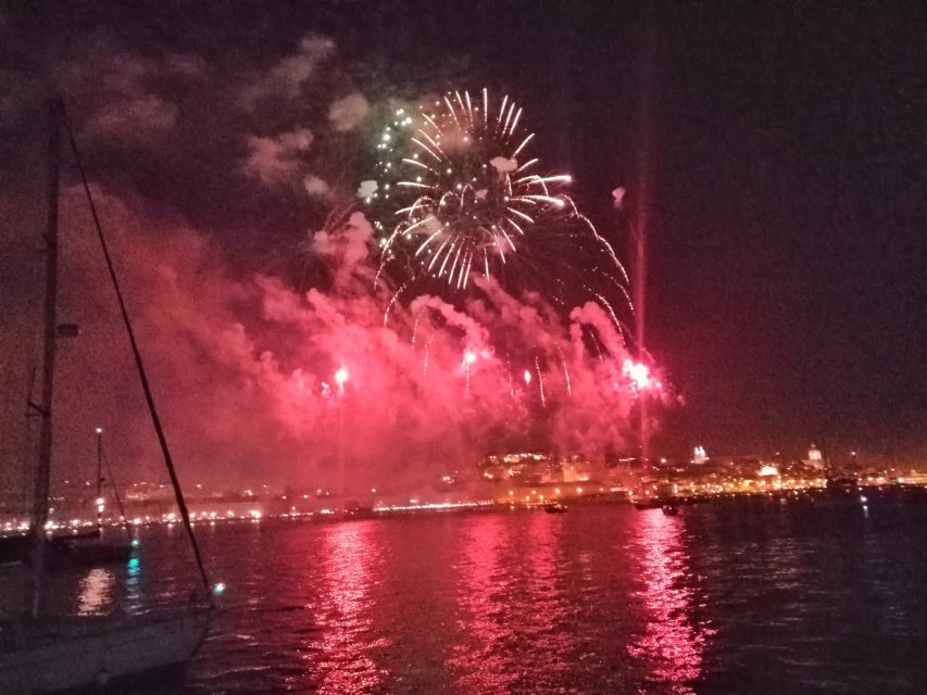 Lisbon: New Year's Eve Tagus River Cruise with Open Bar - Commerce Square and the midnight position