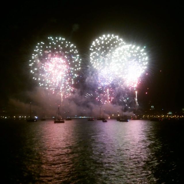 Lisbon: New Year's Eve Tagus River Cruise with Open Bar - The midnight toast with sparkling wine and raisins
