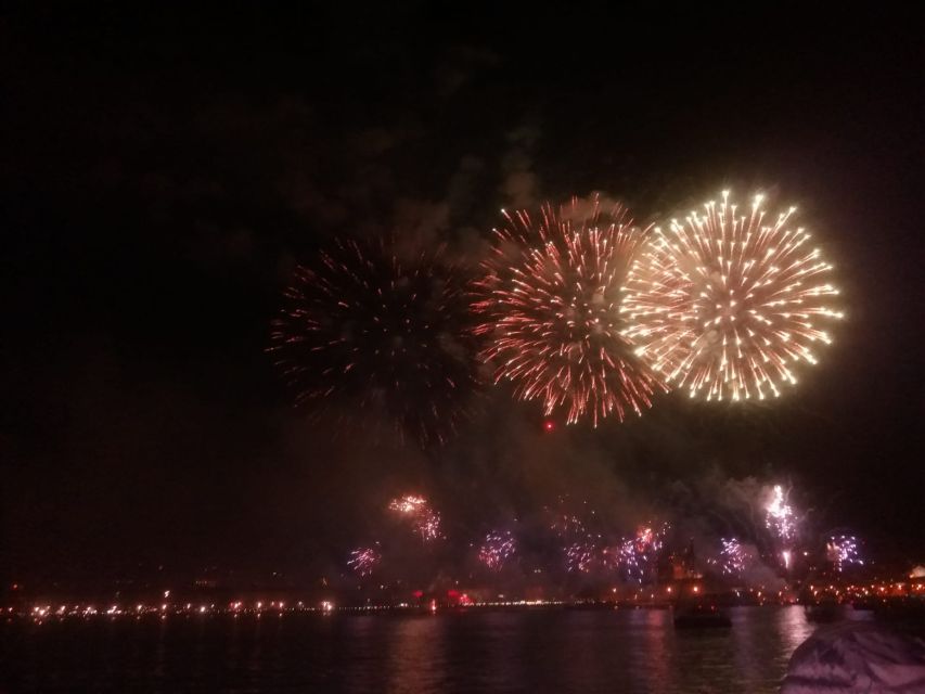 Lisbon: New Year's Eve Tagus River Cruise with Open Bar - Returning to Alcântara after the fireworks