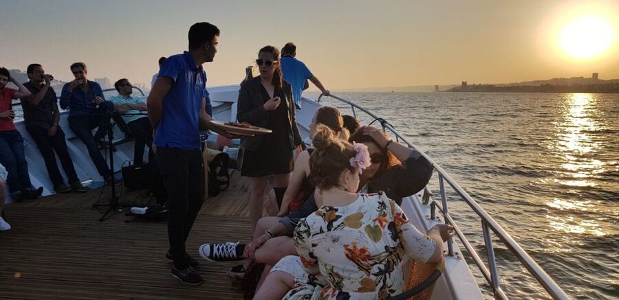 Lisbon: New Year's Eve Tagus River Cruise with Open Bar - What the open bar really adds
