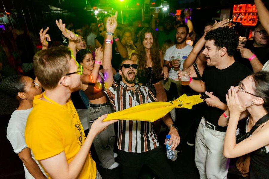 Lisbon PinkStreet Pubcrawl: 1hOpen Bar, Shots,VIP Club Entry - What the $23 price really covers