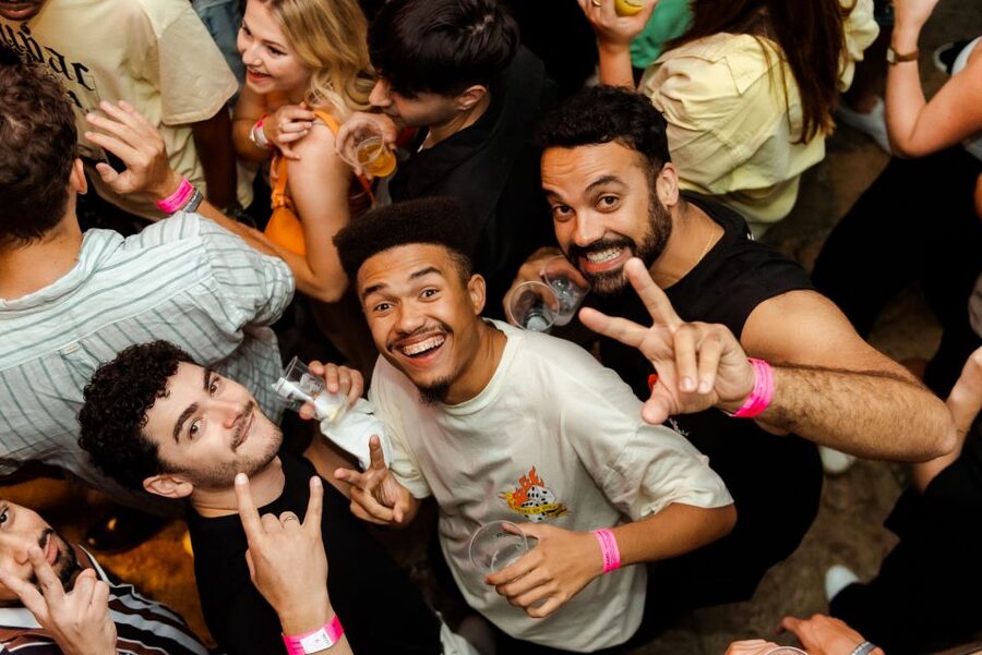Lisbon PinkStreet Pubcrawl: 1hOpen Bar, Shots,VIP Club Entry - Cais do Sodré and the final club entry