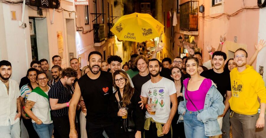 Lisbon Premium Pubcrawl: 1h Open Bar, Shots, VIP Club Entry - The welcome shot and the social start