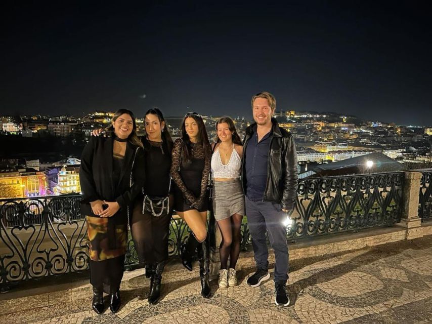Lisbon Pub-crawl: 1h of open bar, Shots and VIP Club Entry - Starting at Miradouro de São Pedro de Alcântara