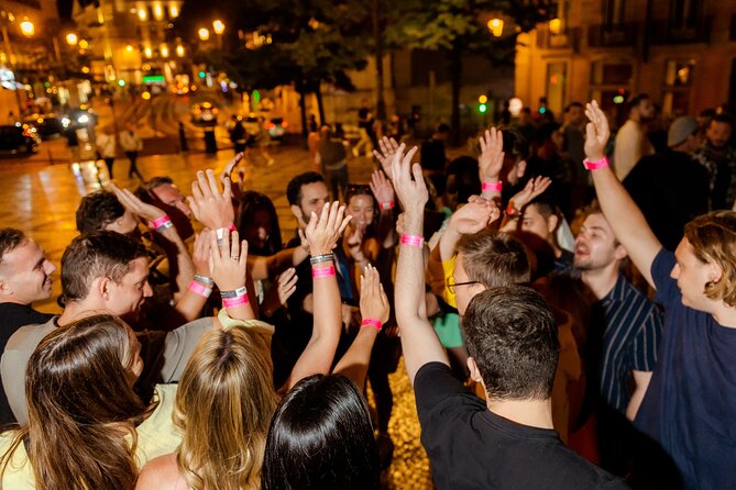 Lisbon: Pub Crawl with Open Bar, Shots & VIP Club Entry - Starting at Praça Luís de Camões