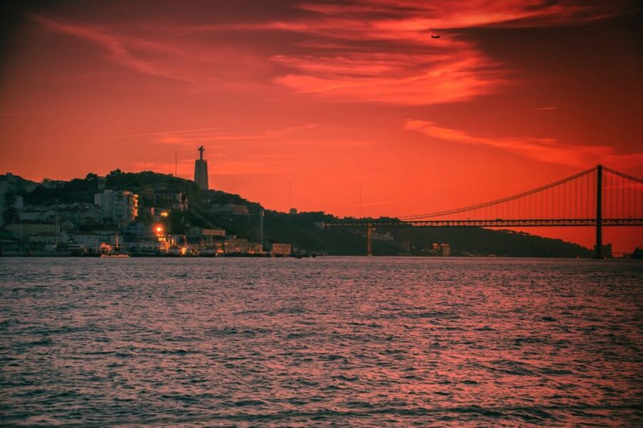 Lisbon: Sailboat Tour w/ Local Guide and Open Bar Green Wine - Key points to know before booking