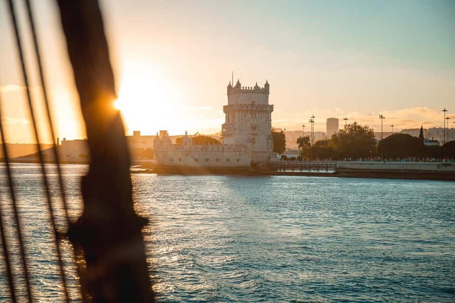 Lisbon: Sunset Boat Party Cruise with Music & Drinks - Language, age rules, and useful preparation