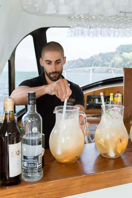 Lisbon: Sunset/Night Boat Party with Open Bar, Snacks & DJ - How Social Is the Atmosphere?