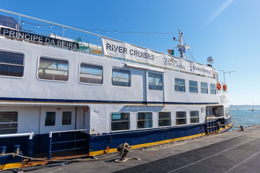 Lisbon: Tagus River Boat Tour with One Drink Included - The April 25 Bridge from below