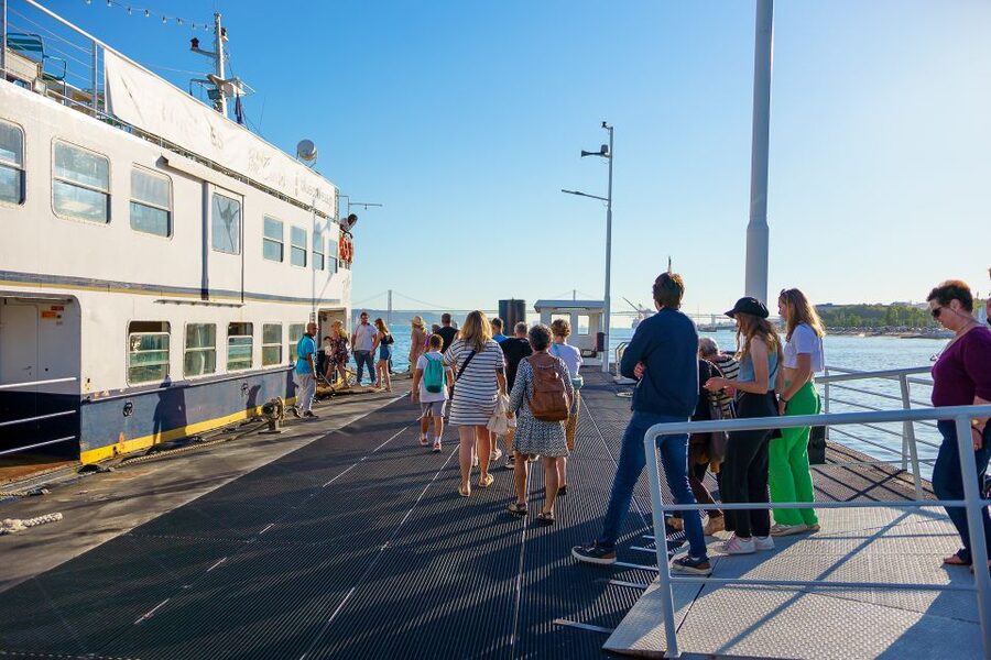 Lisbon: Tagus River Boat Tour with One Drink Included - Choosing the right departure time