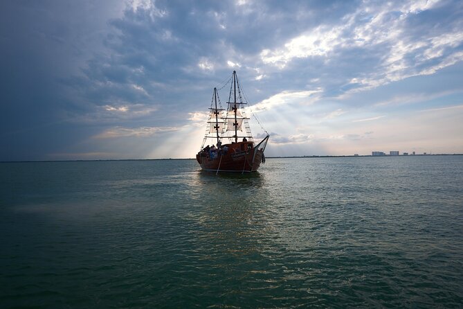 Live a Romantic Night Cruise Dinner at COLUMBUS (open bar included) - Who Will Enjoy Columbus Most
