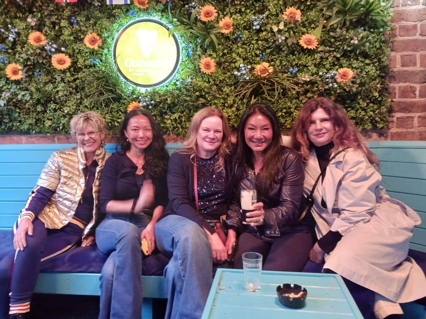Liverpool: Guided Pub Crawl Tour with 3 Drinks - The Beatles Statue and the Pig & Whistle