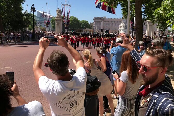 London Bike Tour: Landmarks, Secret Gems, Pub Stop & Street Art - Buckingham Palace and the Mall by bike