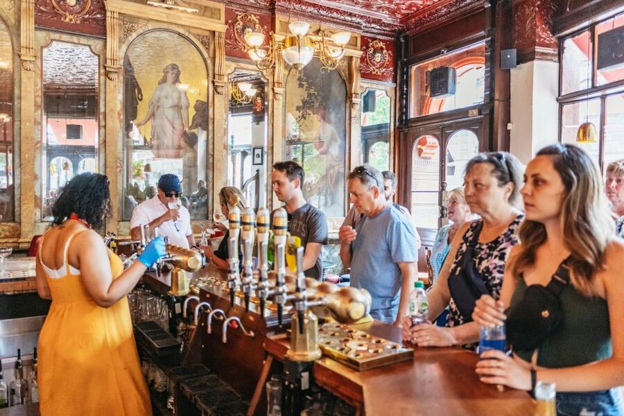 London: Historic Pubs of Central London Walking Tour - Why the guides matter so much
