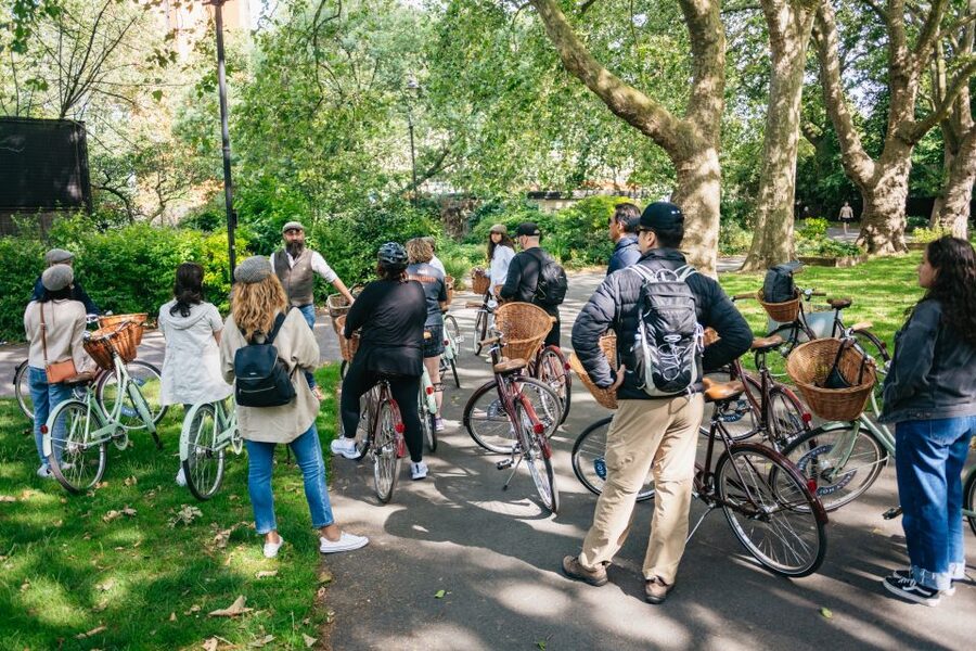 London: Landmarks & Secrets Bike Tour with Pub & Street Art - Starting at Lambeth and crossing into Westminster