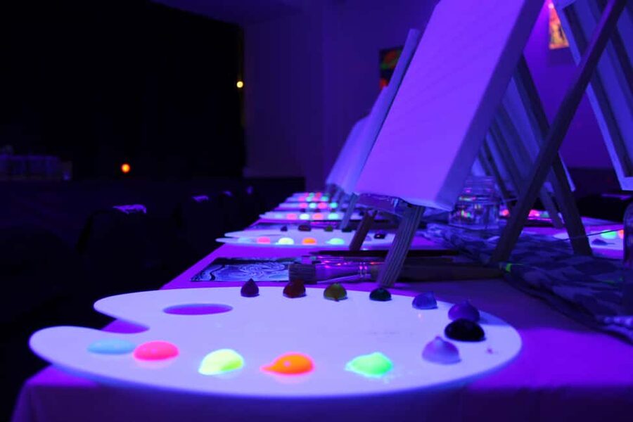 London: Paint and Sip in the Dark with Bottomless Drinks - How the instruction works for beginners
