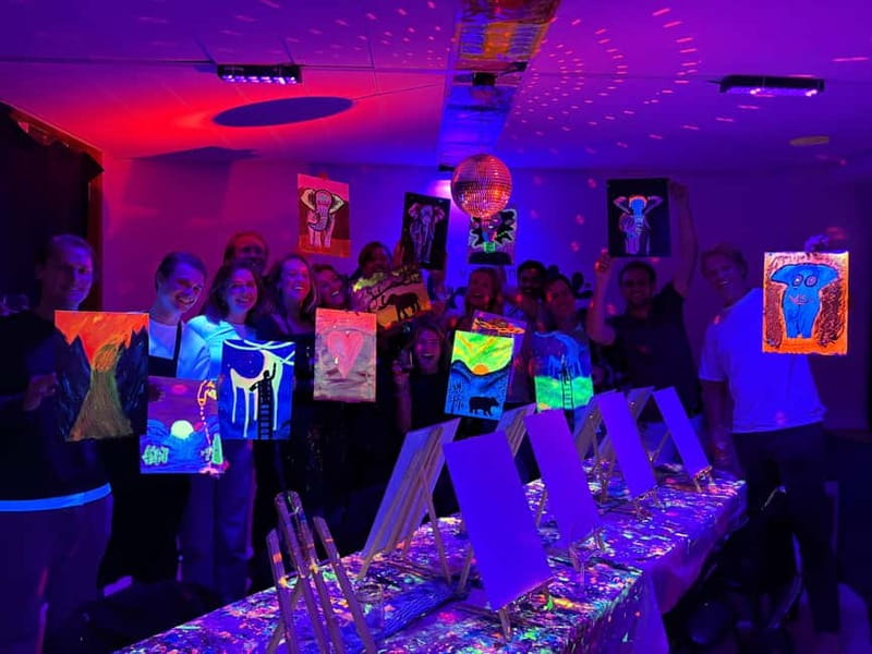 London: Paint and Sip in the Dark with Bottomless Drinks - Bottomless drinks and the social mood