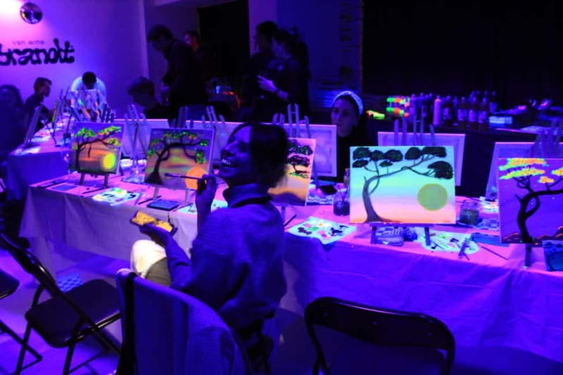 London: Paint and Sip in the Dark with Bottomless Drinks - Practical points for a smoother evening