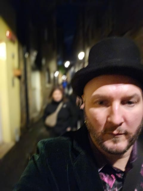 London: Pilgrims and Pirates Historical Pub Tour - The guide and group size