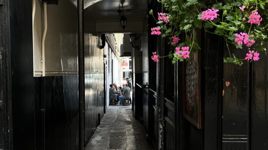 London: Royal Historic Pubs Walking Tour - Key things to know before you book