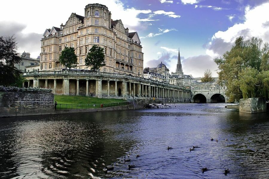 London: Windsor, Stonehenge & Bath with 14th-Century Pub - Who should book this tour?