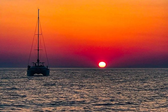 Luxury Small-Group Catamaran Cruise with BBQ, Open bar & Transfer - Boarding below Oia or at Vlychada
