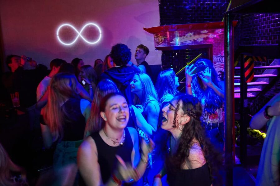 Lyon: Riviera Bar Crawl Party with Free Shots and Vip Entry - How this compares with exploring alone