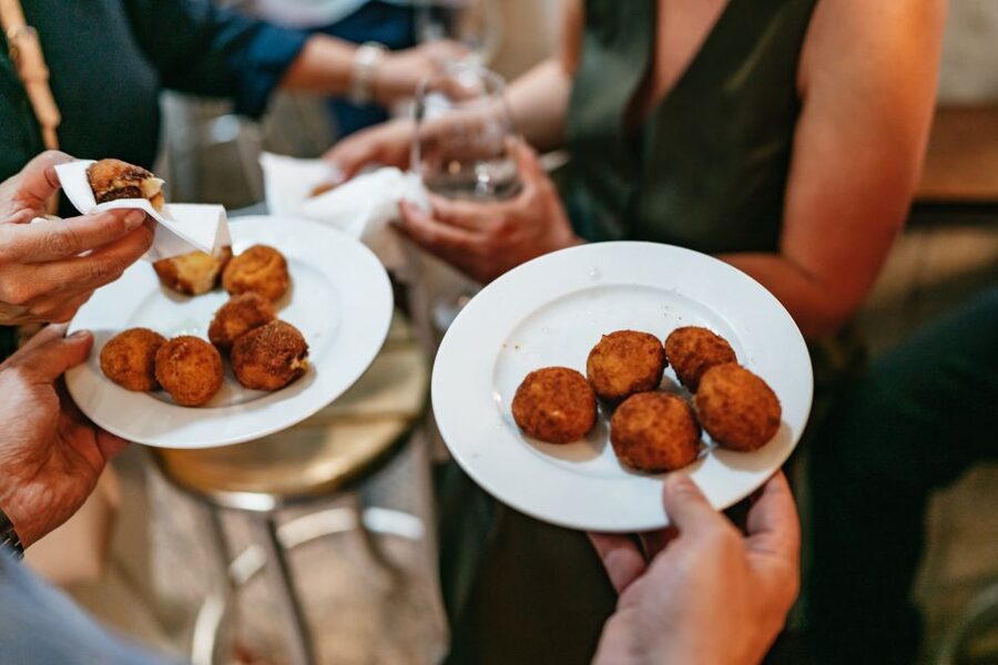 Madrid: Food & Wine Tour with 10 Tapas & 4 Drinks Included - Why the guide matters more than the route
