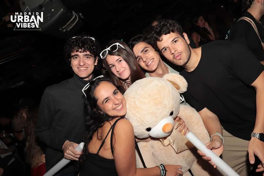 Madrid: Top Pub Crawl with Drinks and Free Nightclub Entry - Key points before you book