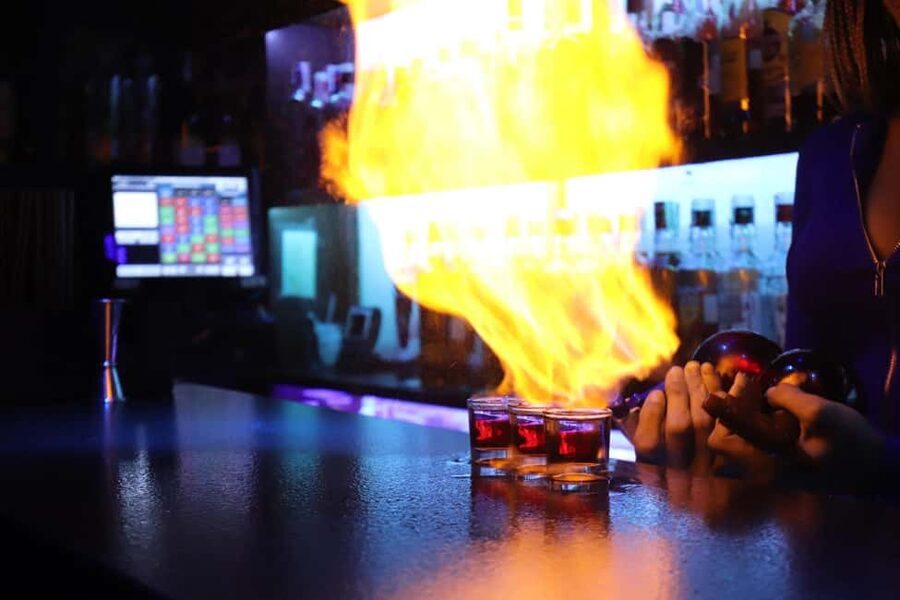 Madrid: Top Pub Crawl with Drinks and Free Nightclub Entry - Gran Via and the final club